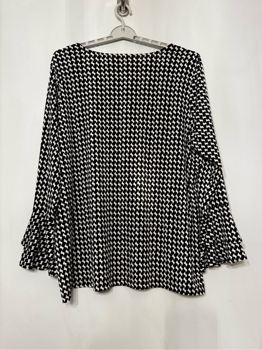 Susan Graver Liquid Knit Stretchy Top Geometric Tiered Flare Flounce Sleeves 2X - Picture 4 of 7